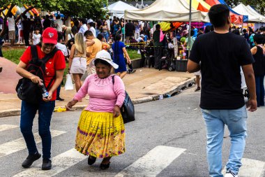 Sao Paulo, Brezilya. 12/21/2025. İnsanlar, geleneksel yemek, müzik ve el sanatları ile Bolivya kültürünü kutlamak için haftalık canlı bir etkinlik olan Sao Paulo 'daki Kantuta Fuarı' nda toplandılar.