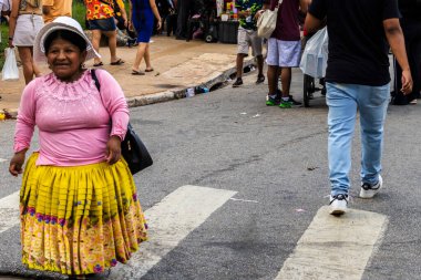 Sao Paulo, Brezilya. 12/21/2025. İnsanlar, geleneksel yemek, müzik ve el sanatları ile Bolivya kültürünü kutlamak için haftalık canlı bir etkinlik olan Sao Paulo 'daki Kantuta Fuarı' nda toplandılar.
