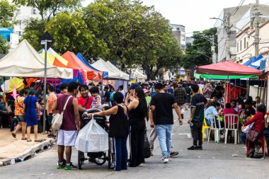 Sao Paulo, Brezilya. 12/21/2025. İnsanlar, geleneksel yemek, müzik ve el sanatları ile Bolivya kültürünü kutlamak için haftalık canlı bir etkinlik olan Sao Paulo 'daki Kantuta Fuarı' nda toplandılar.