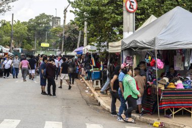 Sao Paulo, Brezilya. 12/21/2025. İnsanlar, geleneksel yemek, müzik ve el sanatları ile Bolivya kültürünü kutlamak için haftalık canlı bir etkinlik olan Sao Paulo 'daki Kantuta Fuarı' nda toplandılar.