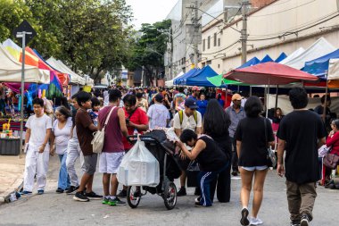 Sao Paulo, Brezilya. 12/21/2025. İnsanlar, geleneksel yemek, müzik ve el sanatları ile Bolivya kültürünü kutlamak için haftalık canlı bir etkinlik olan Sao Paulo 'daki Kantuta Fuarı' nda toplandılar.