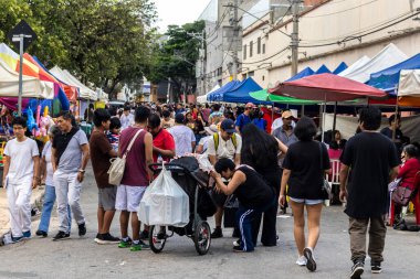 Sao Paulo, Brezilya. 12/21/2025. İnsanlar, geleneksel yemek, müzik ve el sanatları ile Bolivya kültürünü kutlamak için haftalık canlı bir etkinlik olan Sao Paulo 'daki Kantuta Fuarı' nda toplandılar.