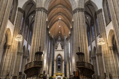 Sao Paulo, Brezilya, 12 / 21 / 2025. Brezilya 'daki Sao Paulo Katedrali' nin (Katedral da Se) görkemli Gotik Uyanış iç mimarisi, süslü ahşap küreler, yüksek taş sütunlar ve ana sunak