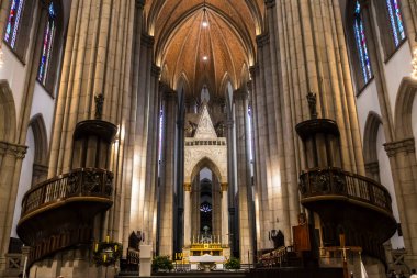 Sao Paulo, Brezilya, 12 / 21 / 2025. Brezilya 'daki Sao Paulo Katedrali' nin (Katedral da Se) görkemli Gotik Uyanış iç mimarisi, süslü ahşap küreler, yüksek taş sütunlar ve ana sunak