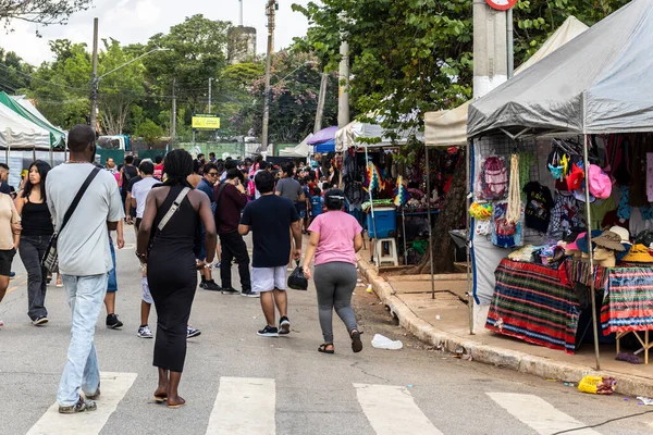 Sao Paulo, Brezilya. 12/21/2025. İnsanlar, geleneksel yemek, müzik ve el sanatları ile Bolivya kültürünü kutlamak için haftalık canlı bir etkinlik olan Sao Paulo 'daki Kantuta Fuarı' nda toplandılar.