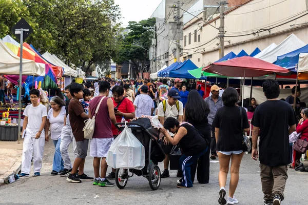 Sao Paulo, Brezilya. 12/21/2025. İnsanlar, geleneksel yemek, müzik ve el sanatları ile Bolivya kültürünü kutlamak için haftalık canlı bir etkinlik olan Sao Paulo 'daki Kantuta Fuarı' nda toplandılar.