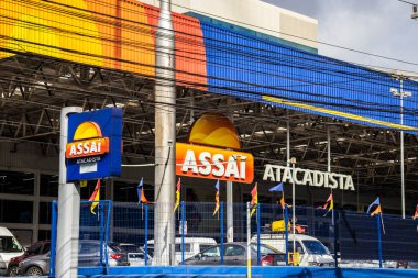 Sao Paulo, Brezilya, 16 Ocak 2026 'da Brezilya' nın Sao Paulo şehrinde, mavi bir gökyüzünün altında bulunan büyük bir Brezilya nakit taşıma mağazası Assa Atacadista 'nın renkli yüzü..
