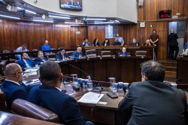 Marilia. SP, Brezilya, Şubat 09, 2026. Marilia 'daki belediye meclisinin genel kurul toplantısı. Meclis üyeleri bir siyasi toplantıda belediye yasaları ve yerel yönetim politikalarını tartışıyor ve tartışıyorlar.