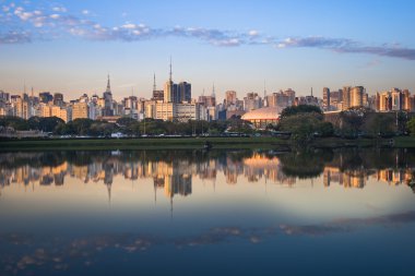 Ibirapuera Parkı gölde