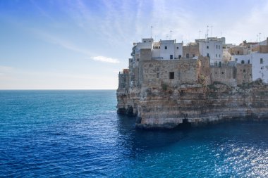 Polignano a Mare, Bari, Apulia, İtalya için kayalar üzerine kurulmuş bir kasaba