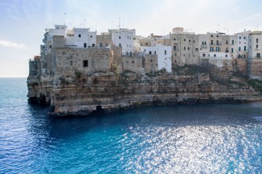 Polignano a Mare, Bari, Apulia, İtalya için kayalar üzerine kurulmuş bir kasaba