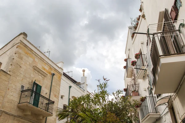 Polignano a Mare, vista a la calle en una pequeña ciudad construida sobre rocas en Ba — Foto de Stock