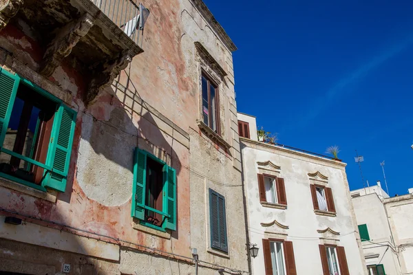 Polignano a Mare, vista a la calle en una pequeña ciudad construida sobre rocas en Ba — Foto de Stock