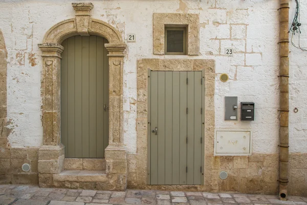 Polignano a Mare, vista de rua em pequena cidade construída sobre rochas em Bari — Fotografia de Stock