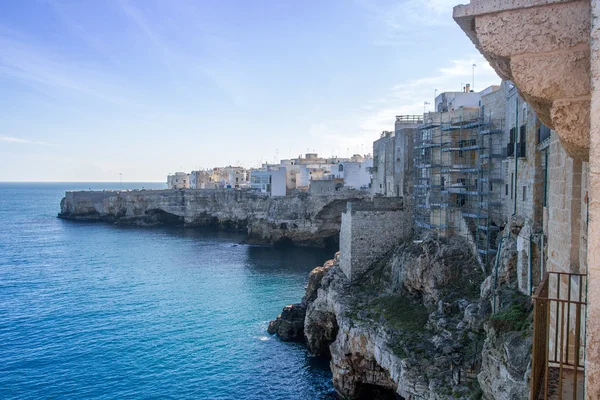 Polignano a Mare, schilderachtige kleine stad gebouwd op rotsen in Bari, Apulië — Stockfoto