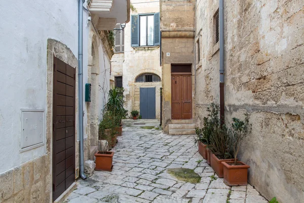 Polignano a Mare, vista de rua em pequena cidade construída sobre rochas em Bari — Fotografia de Stock
