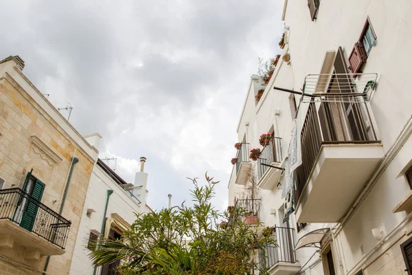 Polignano a mare, Straßenansicht in einer kleinen Stadt auf Felsen in bari — Stockfoto