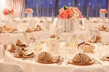 düğün günü masaya güzel çiçek