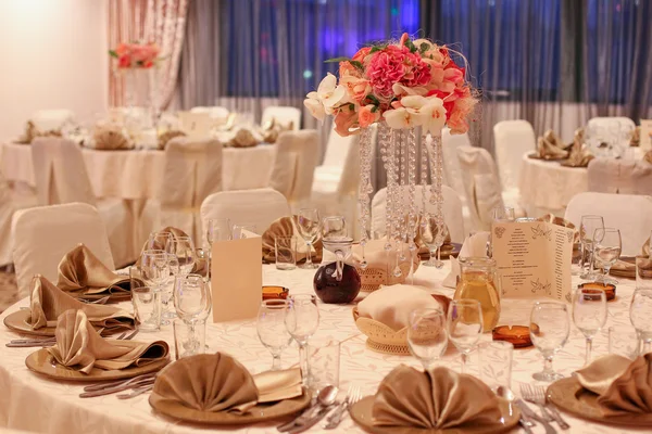 Lindas flores na mesa no dia do casamento — Fotografia de Stock