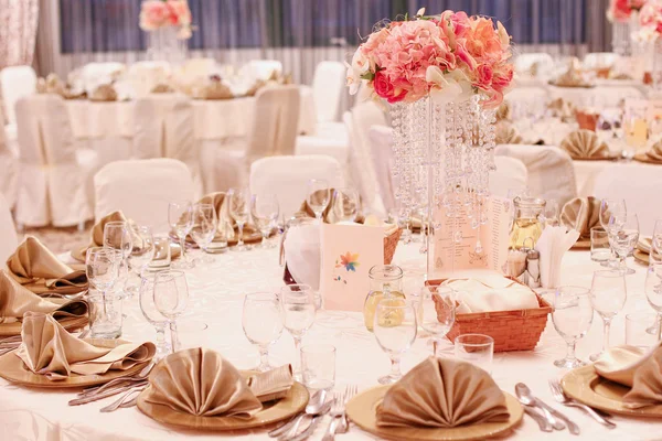 Piękne kwiaty na stole w dzień ślubu — Zdjęcie stockowe