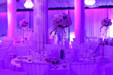 Restoranda düğün çiçekleri süslemesi.