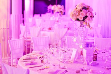 Restoranda düğün çiçekleri süslemesi.