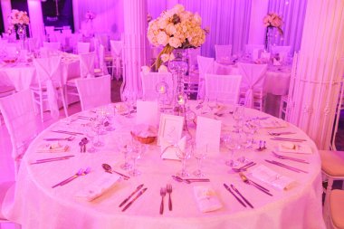 Restoranda düğün çiçekleri süslemesi.