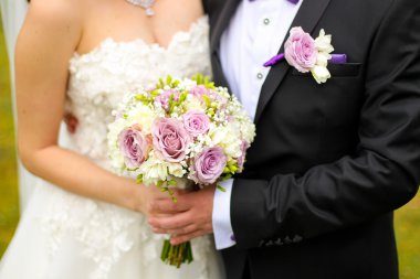 zarif gelin ve damat açık havada birlikte poz 