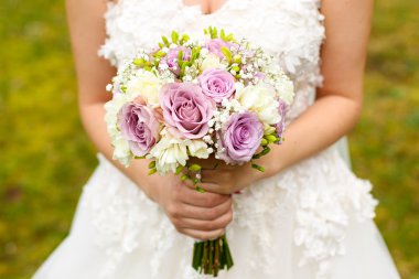 Beyaz elbiseli güzel gelin 