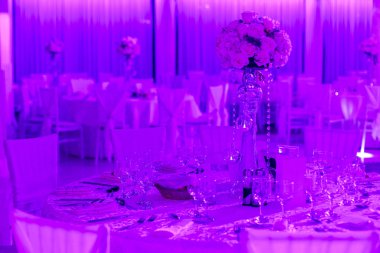 Restoranda düğün çiçekleri süslemesi.