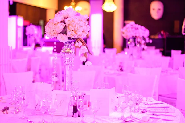 Dekoracja kwiatów ślubnych w restauracji — Zdjęcie stockowe