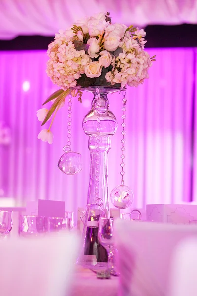 Boda flores decoración en el restaurante — Foto de Stock