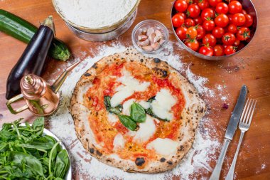Mozzarella peyniri, domates, fesleğen, geleneksel İtalyan pizza üzerinde 
