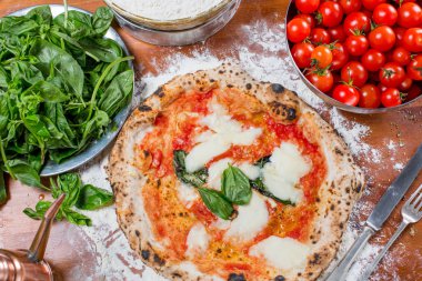 Mozzarella peyniri, domates, fesleğen, geleneksel İtalyan pizza üzerinde 