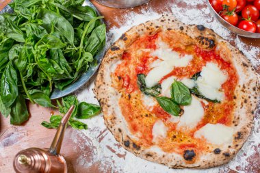 Mozzarella peyniri, domates, fesleğen, geleneksel İtalyan pizza üzerinde 