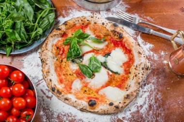 Mozzarella peyniri, domates, fesleğen, geleneksel İtalyan pizza üzerinde 