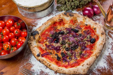 Ton balığı, soğan, Kapari ve zeytin, o geleneksel İtalyan pizza