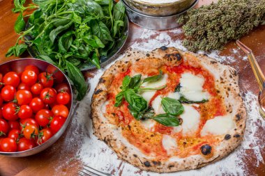 Mozzarella peyniri, domates, fesleğen, geleneksel İtalyan pizza üzerinde 