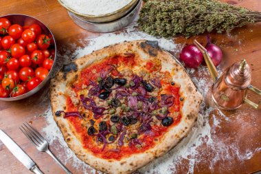 Ton balığı, soğan, Kapari ve zeytin, o geleneksel İtalyan pizza