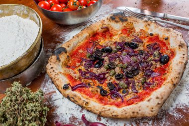 Ton balığı, soğan, Kapari ve zeytin, o geleneksel İtalyan pizza