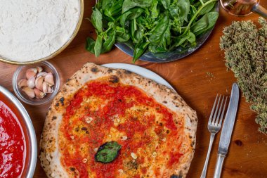 Geleneksel İtalyan pizza domates sos, sarımsak ve fesleğen, o ile