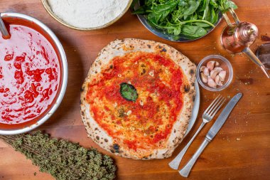 Geleneksel İtalyan pizza domates sos, sarımsak ve fesleğen, o ile