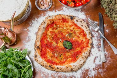 Geleneksel İtalyan pizza domates sos, sarımsak ve fesleğen, o ile
