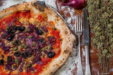 Ton balığı, soğan, Kapari ve zeytin, o geleneksel İtalyan pizza