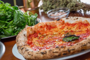 Geleneksel İtalyan pizza domates sos, sarımsak ve fesleğen, o ile