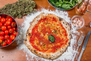 Geleneksel İtalyan pizza domates sos, sarımsak ve fesleğen, o ile