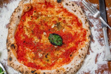 Geleneksel İtalyan pizza domates sos, sarımsak ve fesleğen, o ile