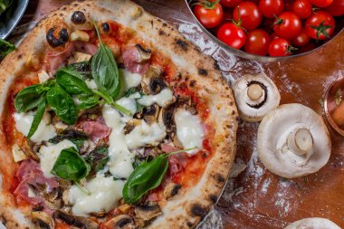 Enginar, jambon ve mantar üzerinde ahşap backg pizza capricciosa
