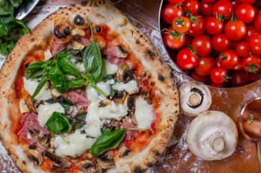 Enginar, jambon ve mantar üzerinde ahşap backg pizza capricciosa