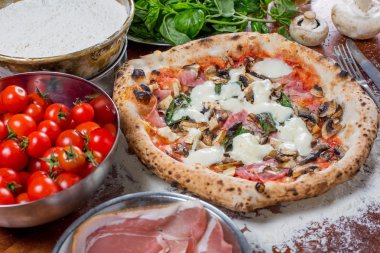 Enginar, jambon ve mantar üzerinde ahşap backg pizza capricciosa